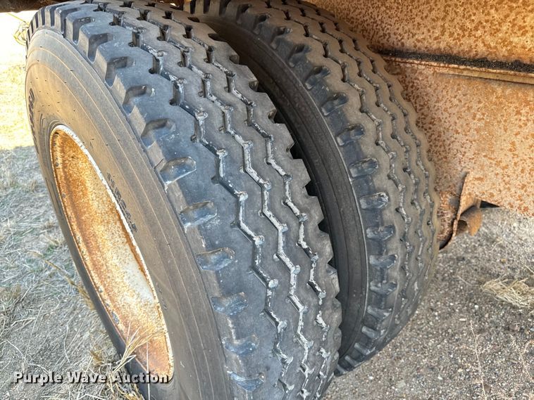 image for item NH9041 1996 Cornhusker  800R-11996-363 end dump pup trailer