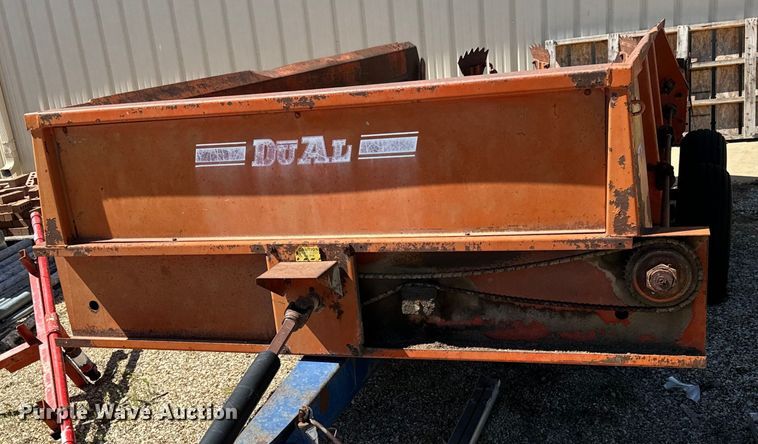 image for item NH9078 Du-Al 600 manure spreader