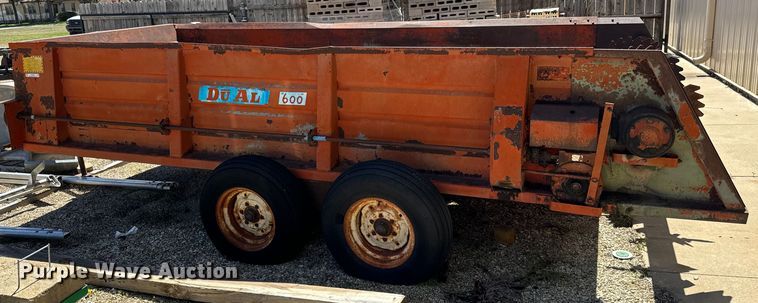 image for item NH9078 Du-Al 600 manure spreader