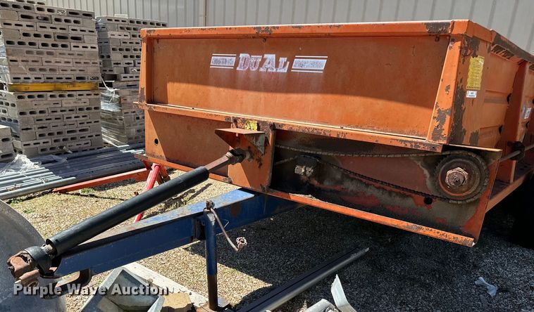 image for item NH9078 Du-Al 600 manure spreader