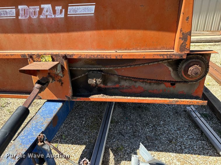 image for item NH9078 Du-Al 600 manure spreader