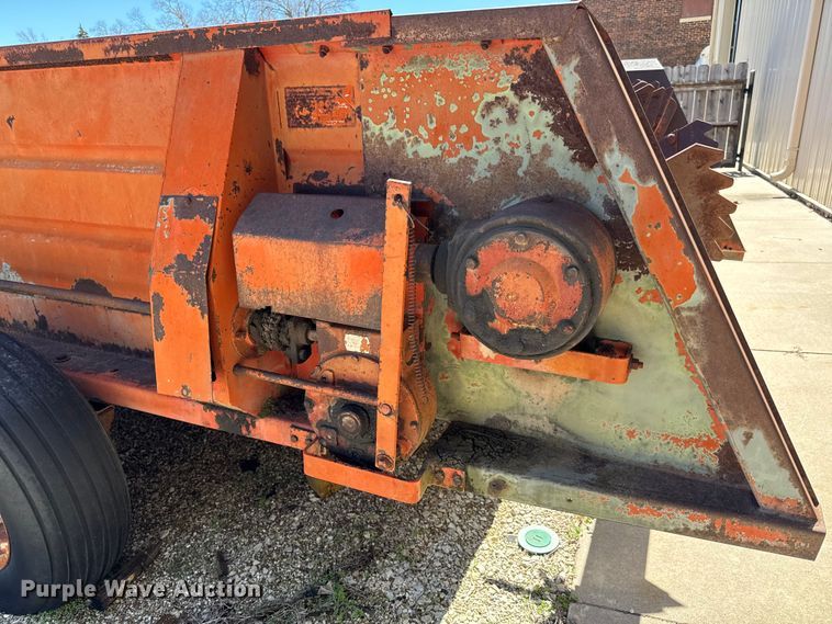 image for item NH9078 Du-Al 600 manure spreader
