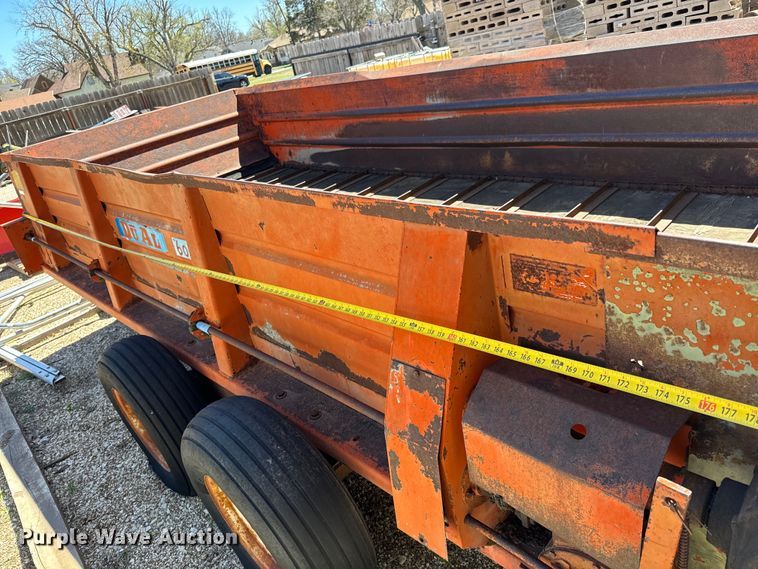 image for item NH9078 Du-Al 600 manure spreader