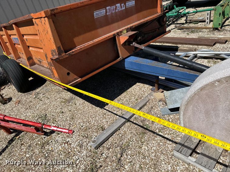 image for item NH9078 Du-Al 600 manure spreader