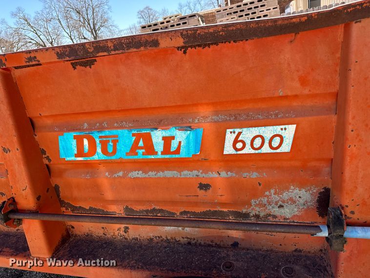 image for item NH9078 Du-Al 600 manure spreader