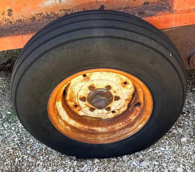 image for item NH9078 Du-Al 600 manure spreader