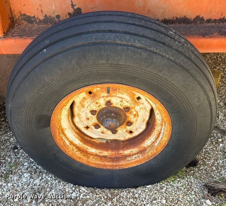 image for item NH9078 Du-Al 600 manure spreader