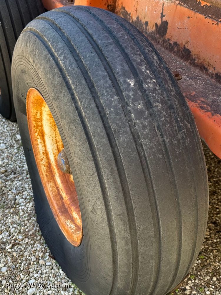 image for item NH9078 Du-Al 600 manure spreader