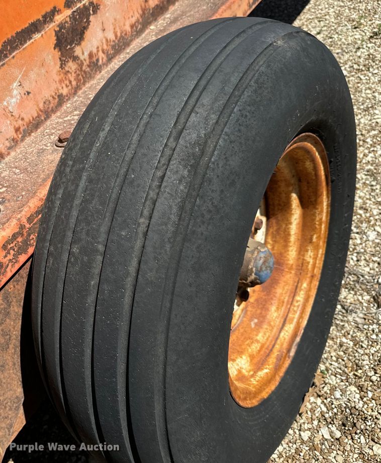 image for item NH9078 Du-Al 600 manure spreader