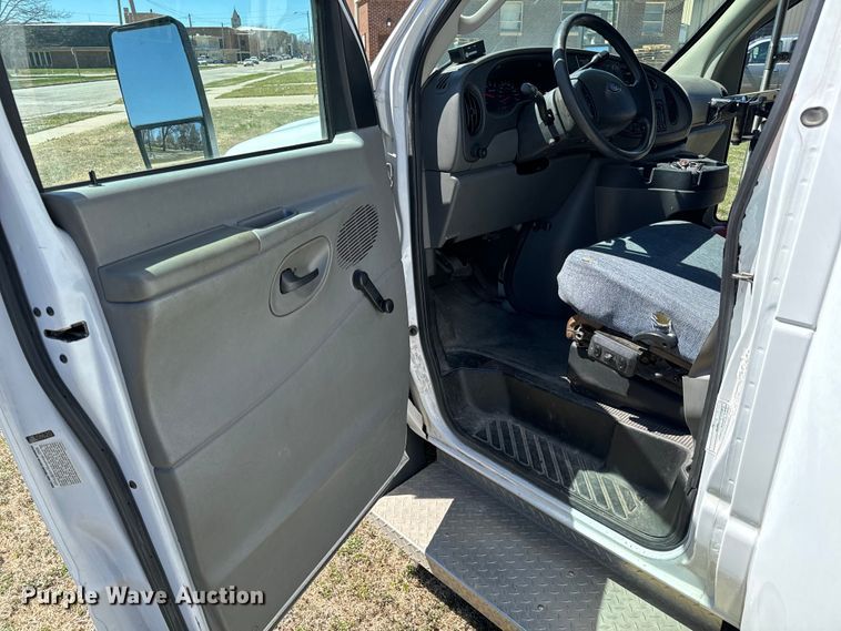 image for item NH9080 2008 Eldorado National Aerotech  shuttle bus