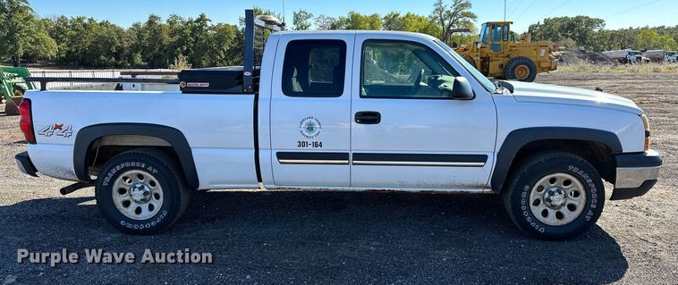 image for item NQ9530 2007 Chevrolet  Silverado 1500 Ext. Cab pickup truck