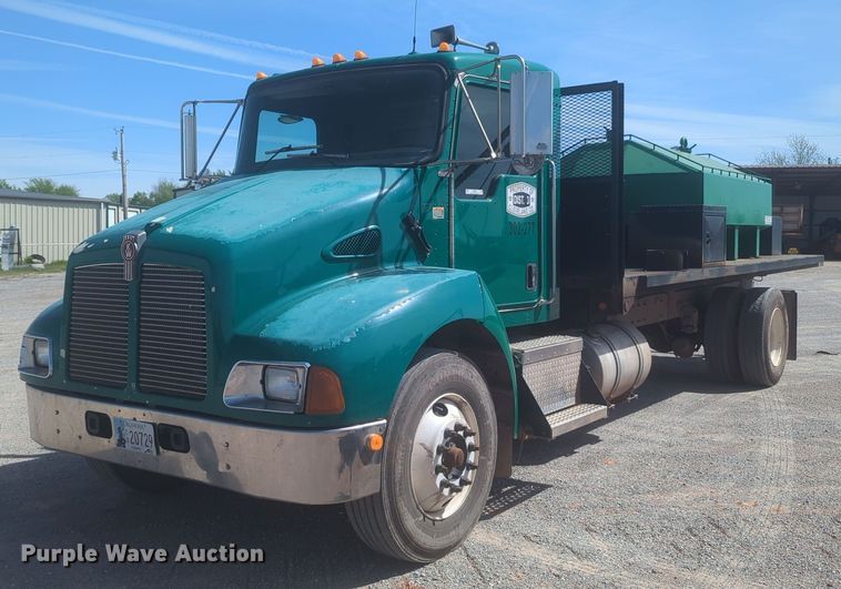 image for item NZ9514 2005 Kenworth T300 flatbed truck