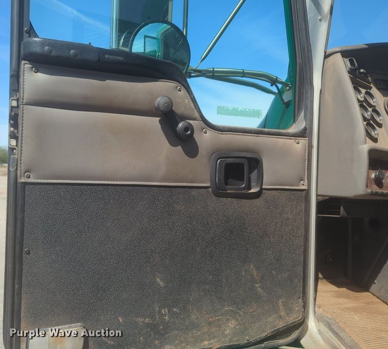 image for item NZ9514 2005 Kenworth T300 flatbed truck