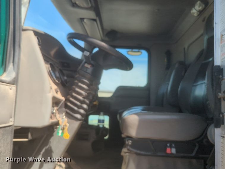 image for item NZ9514 2005 Kenworth T300 flatbed truck