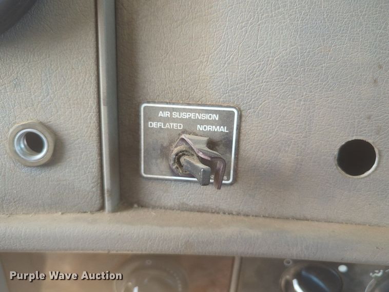 image for item NZ9514 2005 Kenworth T300 flatbed truck