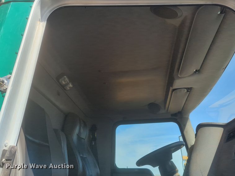 image for item NZ9514 2005 Kenworth T300 flatbed truck