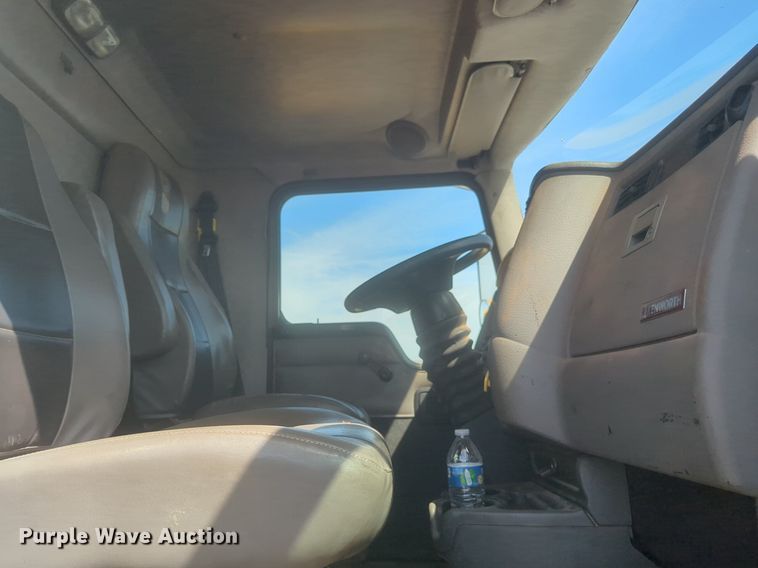 image for item NZ9514 2005 Kenworth T300 flatbed truck