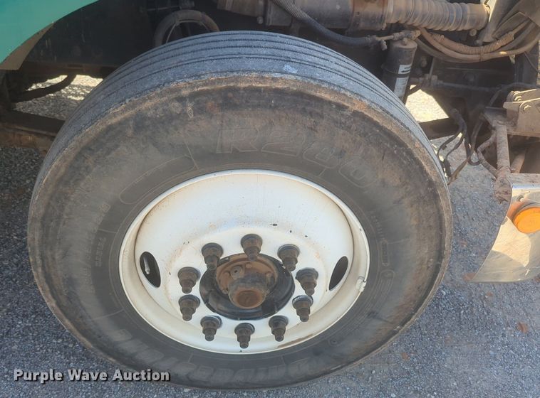 image for item NZ9514 2005 Kenworth T300 flatbed truck