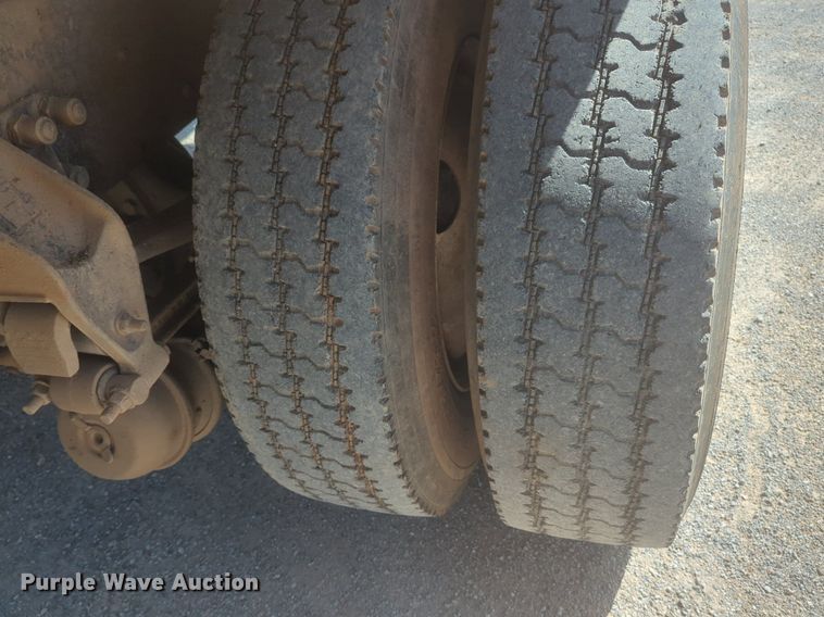 image for item NZ9514 2005 Kenworth T300 flatbed truck