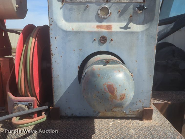 image for item NZ9532 1991 Ford F700 winch truck