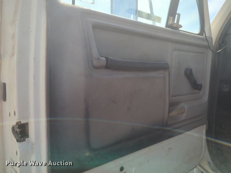 image for item NZ9532 1991 Ford F700 winch truck