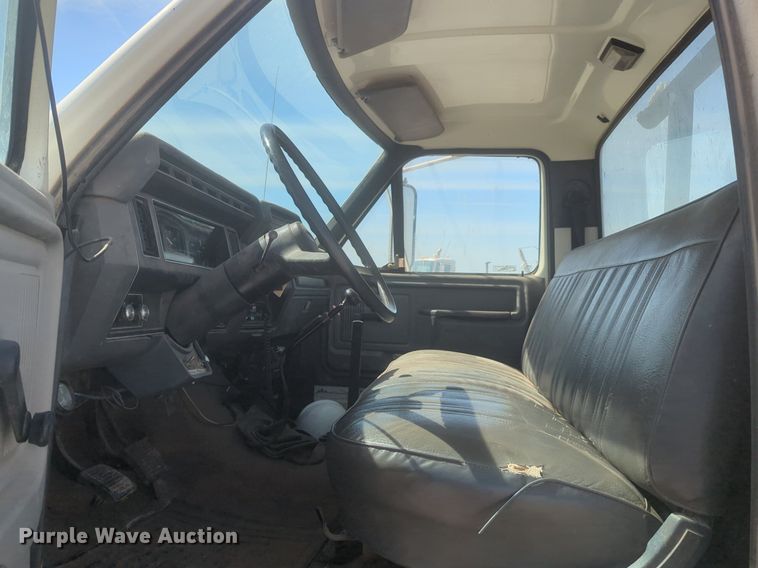 image for item NZ9532 1991 Ford F700 winch truck