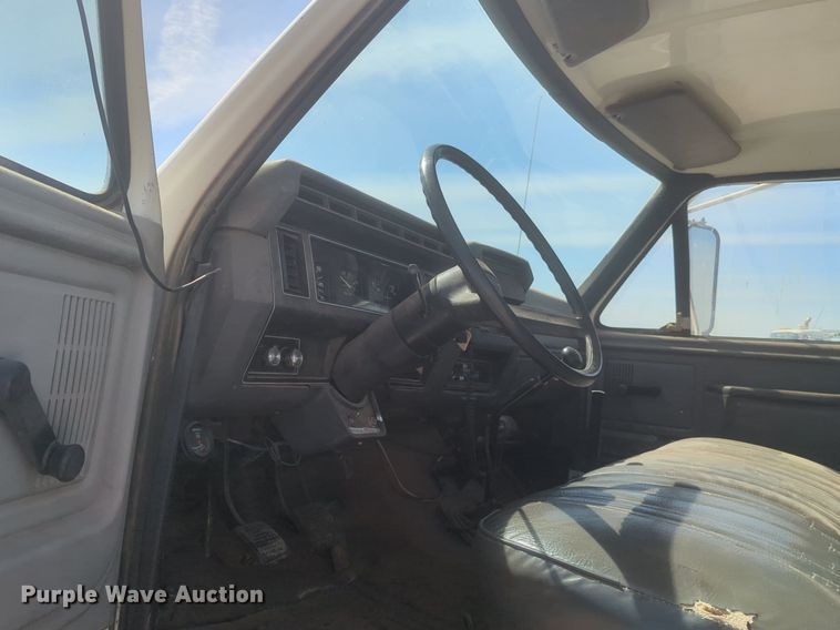 image for item NZ9532 1991 Ford F700 winch truck