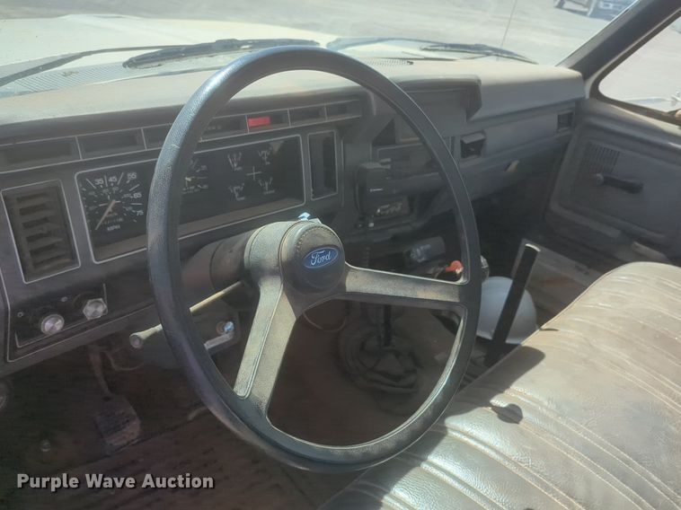 image for item NZ9532 1991 Ford F700 winch truck