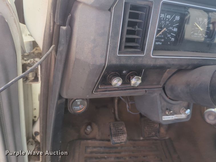 image for item NZ9532 1991 Ford F700 winch truck