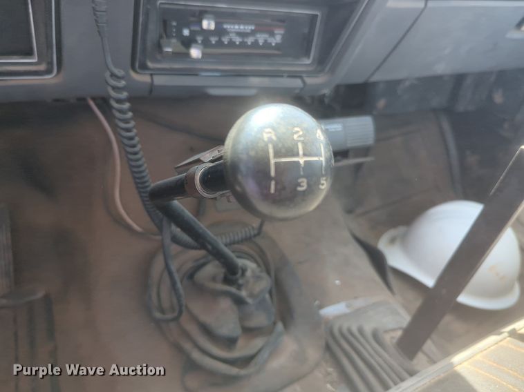 image for item NZ9532 1991 Ford F700 winch truck