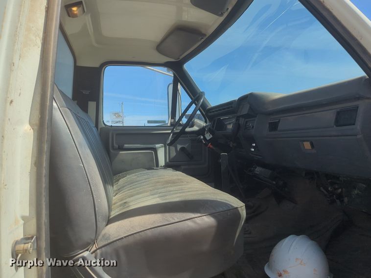 image for item NZ9532 1991 Ford F700 winch truck