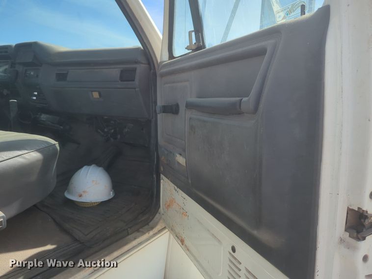 image for item NZ9532 1991 Ford F700 winch truck