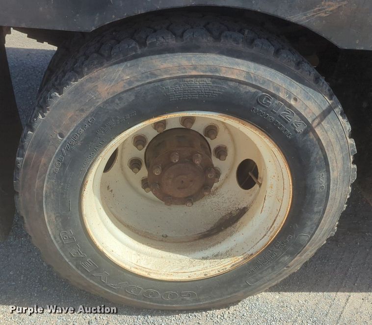 image for item NZ9532 1991 Ford F700 winch truck