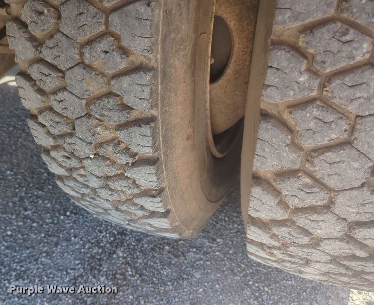 image for item NZ9532 1991 Ford F700 winch truck