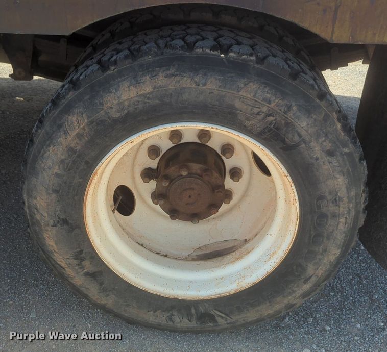 image for item NZ9532 1991 Ford F700 winch truck