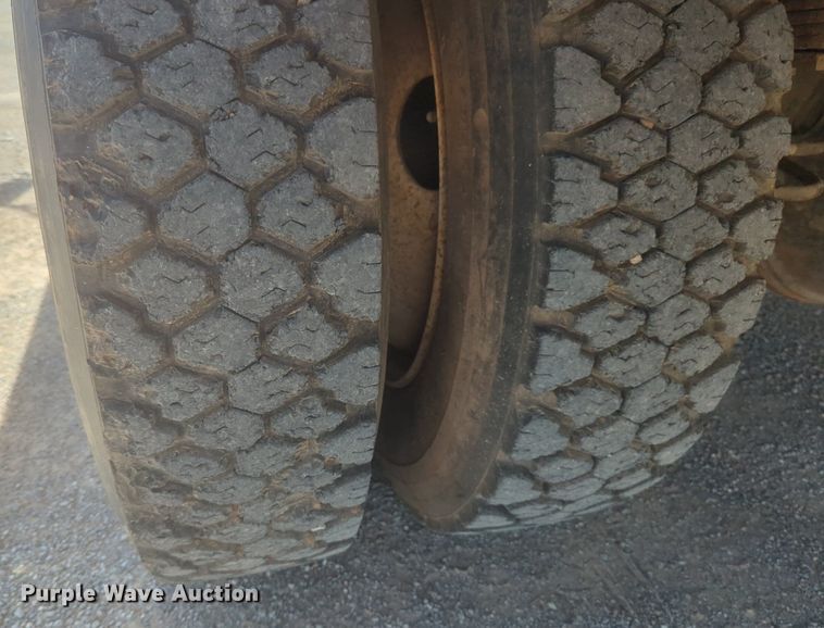 image for item NZ9532 1991 Ford F700 winch truck