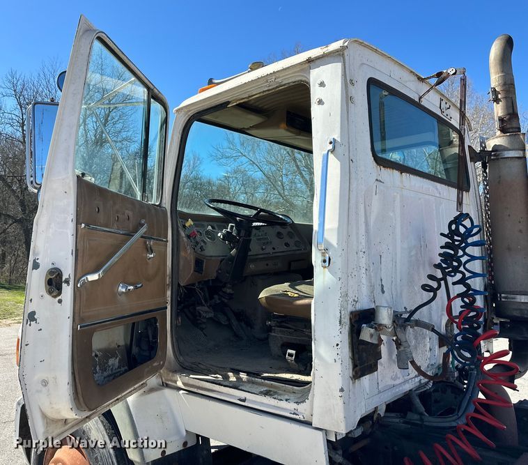 image for item OF9375 1991 Ford Aeromax L9000 semi truck