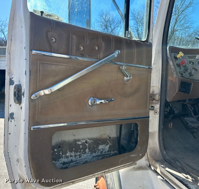 image for item OF9375 1991 Ford Aeromax L9000 semi truck