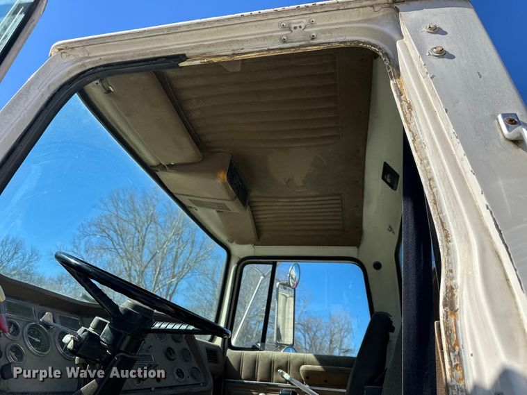 image for item OF9375 1991 Ford Aeromax L9000 semi truck