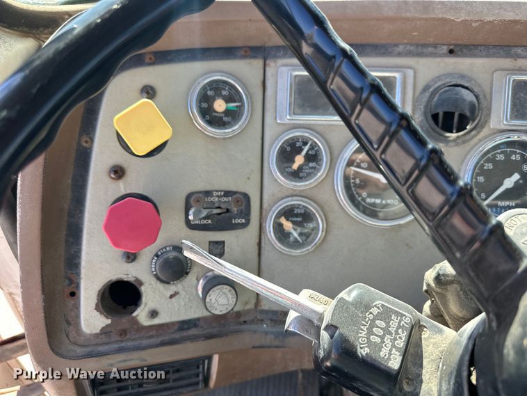 image for item OF9375 1991 Ford Aeromax L9000 semi truck