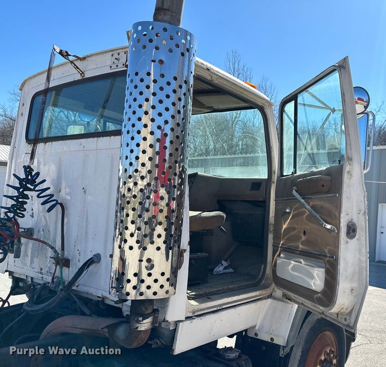 image for item OF9375 1991 Ford Aeromax L9000 semi truck