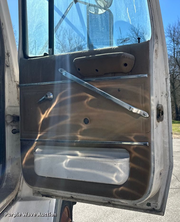 image for item OF9375 1991 Ford Aeromax L9000 semi truck