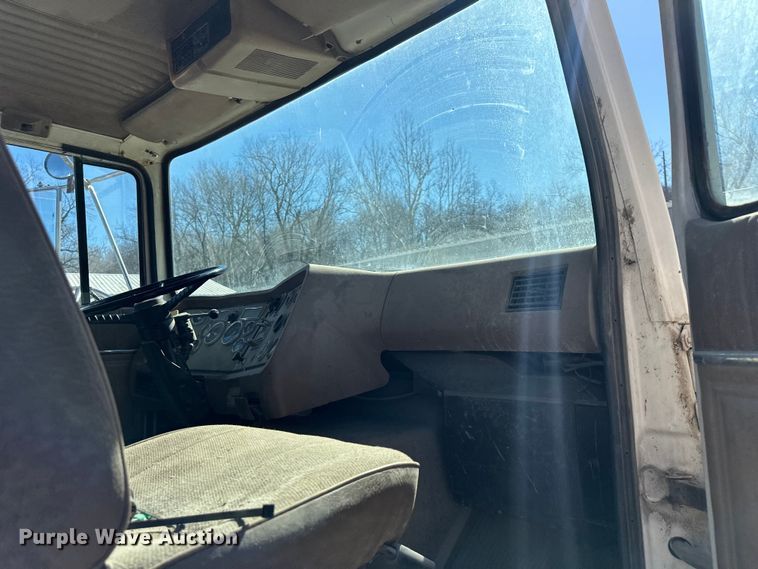 image for item OF9375 1991 Ford Aeromax L9000 semi truck