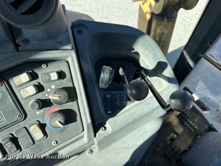 image for item OF9376 2002 John Deere 410G backhoe