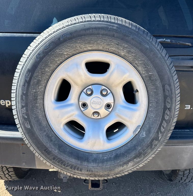 image for item OI9316 2004 Jeep Liberty SUV