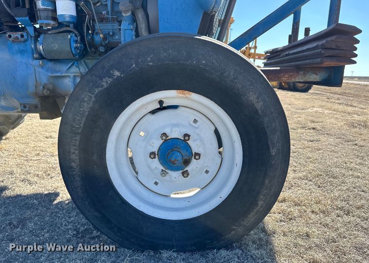 image for item OI9320 Ford 3930 tractor