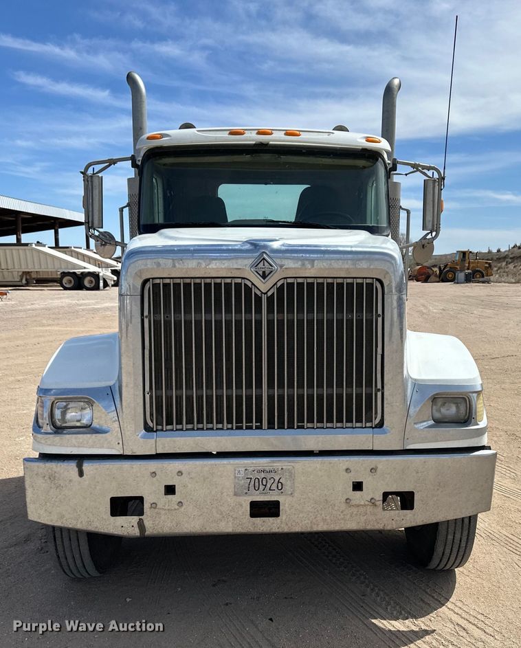image for item OI9422 2005 International 9900i semi truck