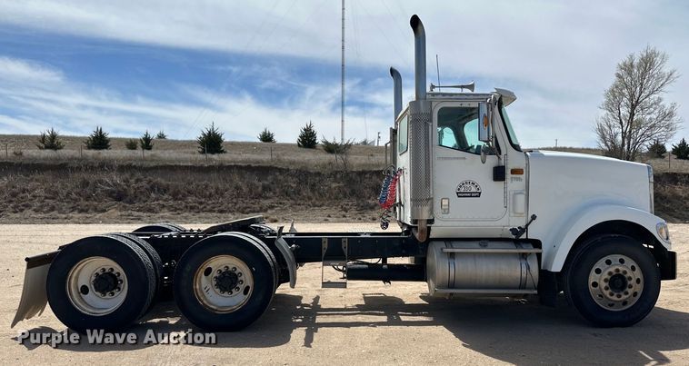 image for item OI9422 2005 International 9900i semi truck