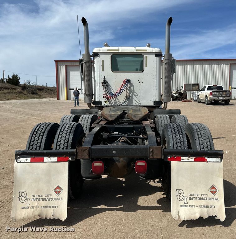 image for item OI9422 2005 International 9900i semi truck