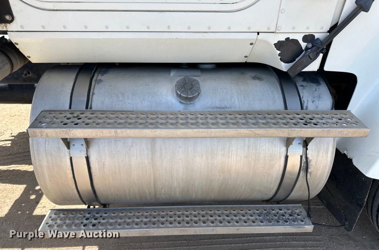 image for item OI9422 2005 International 9900i semi truck